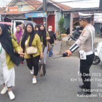 Personel Lantas Polsek Cikupa Laksanakan Pengaturan Lalu Lintas Sore Hari di Pertigaan Columbus