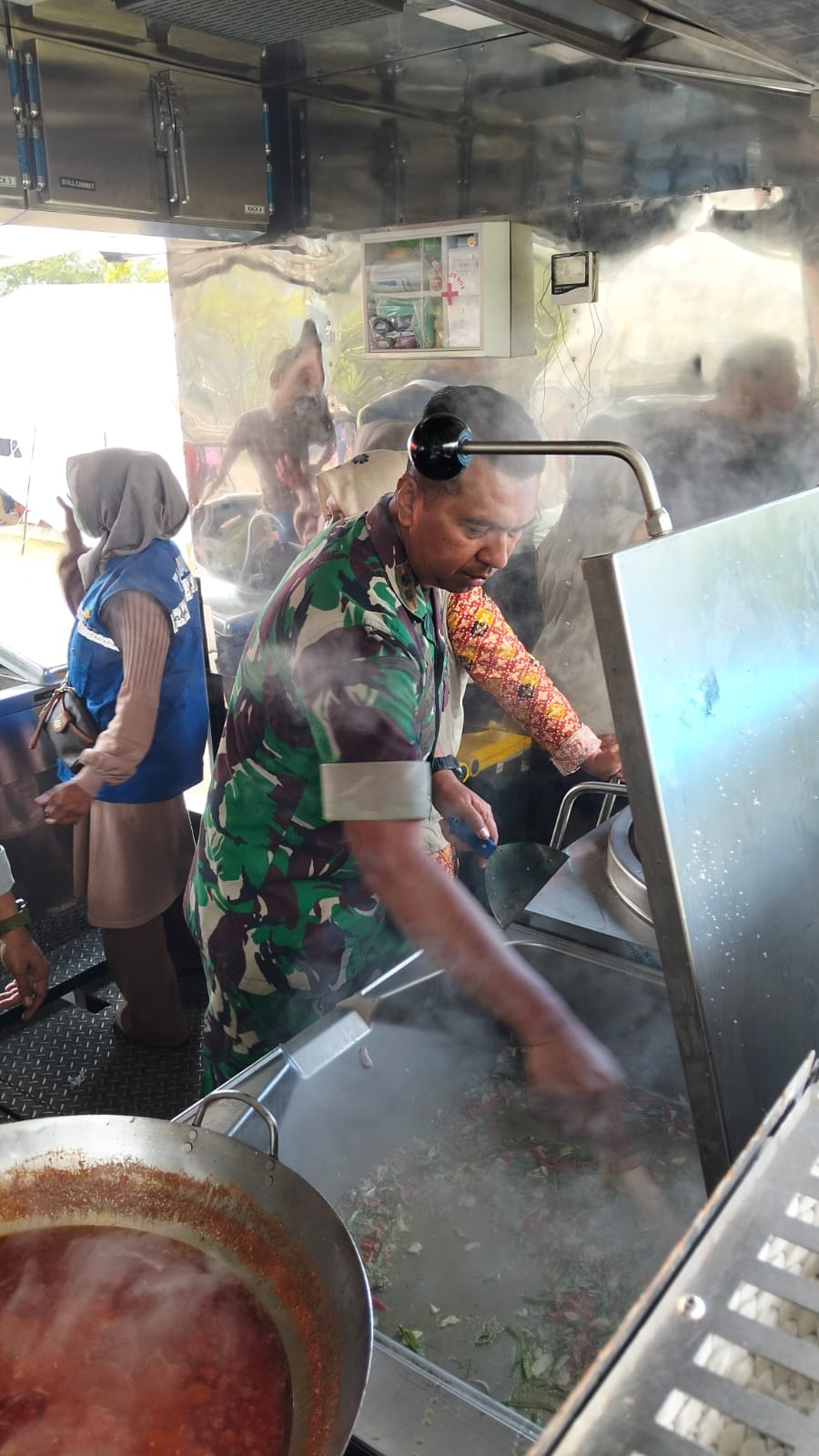 TNI Dirikan Dapur Umum di Timang Gajah, Bantu Pengungsi Terdampak Bencana TNI Dirikan Dapur Umum di Timang Gajah, Bantu Pengungsi Terdampak Bencana