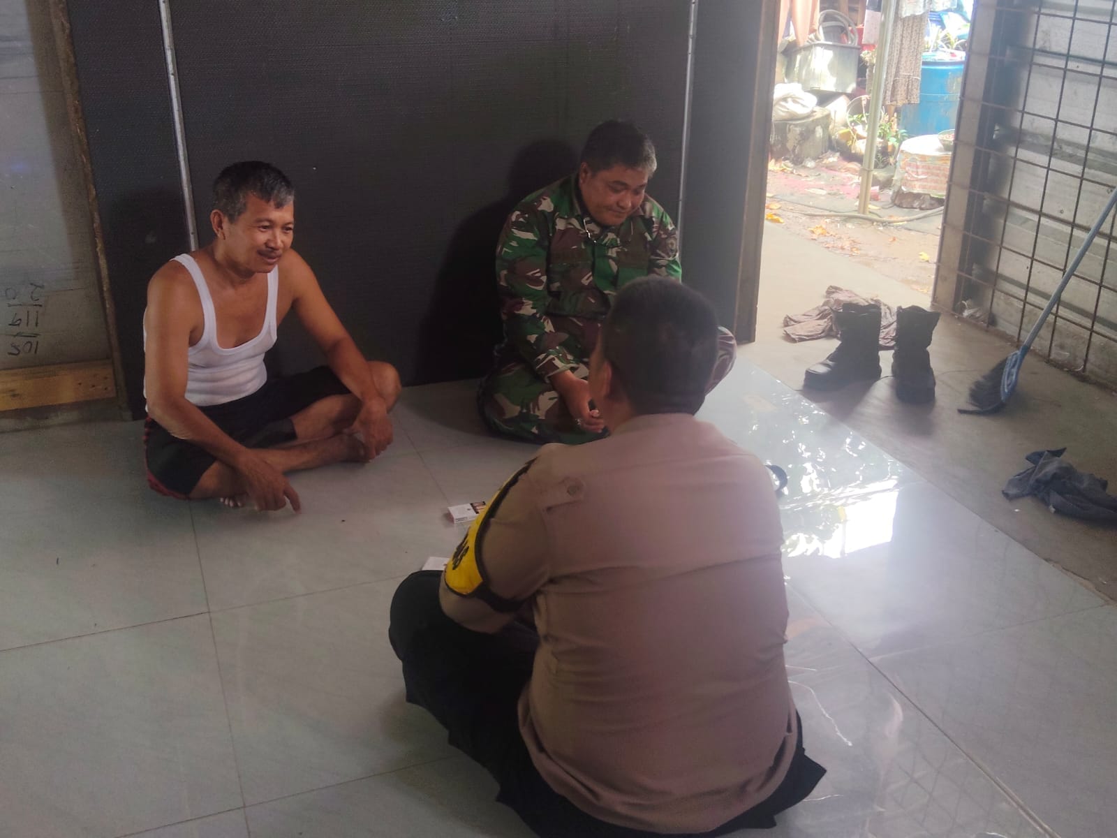 Bhabinkamtibmas dan Babinsa Sambangi Warga Desa Bojong, Perkuat Sinergi Jaga Kamtibmas