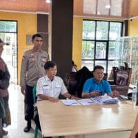 Bhabinkamtibmas Kelurahan Sukamulya Awasi Penyaluran BLT Kesra, Sampaikan Pesan Kamtibmas Jelang Nataru