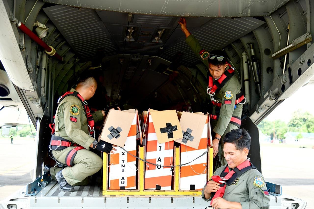 TNI Sukses Terjunkan 90 Helibox Sembako ke Desa Terisolasi Tapanuli Utara