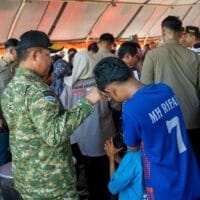 Panglima TNI Dampingi Presiden RI Tinjau Posko Pengungsian dan Dapur Lapangan di Padang Pariaman