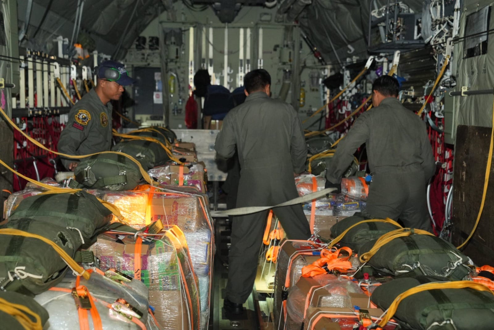 TNI Kembali Kirim Bantuan Dengan Metode Airdrop untuk Warga Terisolasi Akibat Banjir di Aceh Tamiang