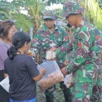 Dapur Lapangan Yonif 122/TS Layani Warga Terisolir Bencana Alam di Sitahuis