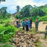 TNI–Rakyat Bersinergi Bangun Jembatan Gantung Penghubung Dua Kecamatan di Sukabumi