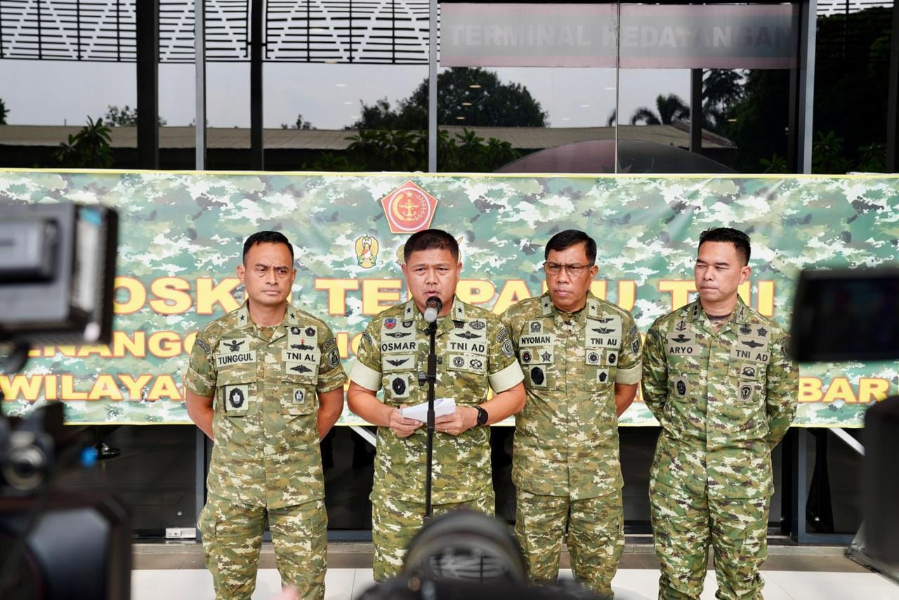 Dari Udara, Laut, dan Darat, TNI Maksimalkan Seluruh Kekuatan untuk Rakyat Terdampak Bencana Dari Udara, Laut, dan Darat, TNI Maksimalkan Seluruh Kekuatan untuk Rakyat Terdampak Bencana