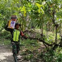 Terisolir, Personel Kodim Aceh Tenggara Jalan Kaki Antar Bantuan ke Ketambe
