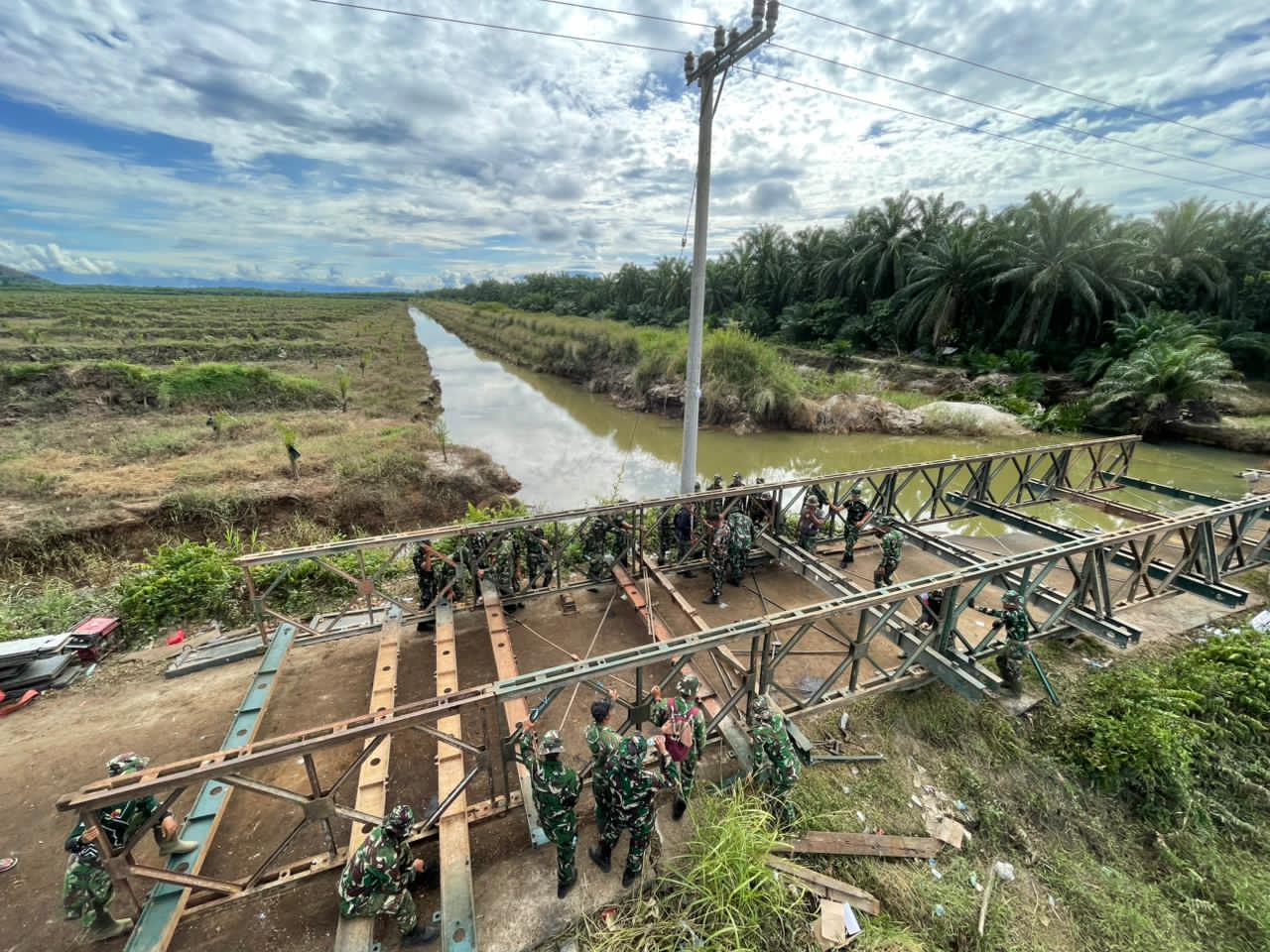 TNI Bangun Empat Jembatan Bailey di Sumbar TNI Bangun Empat Jembatan Bailey di Sumbar