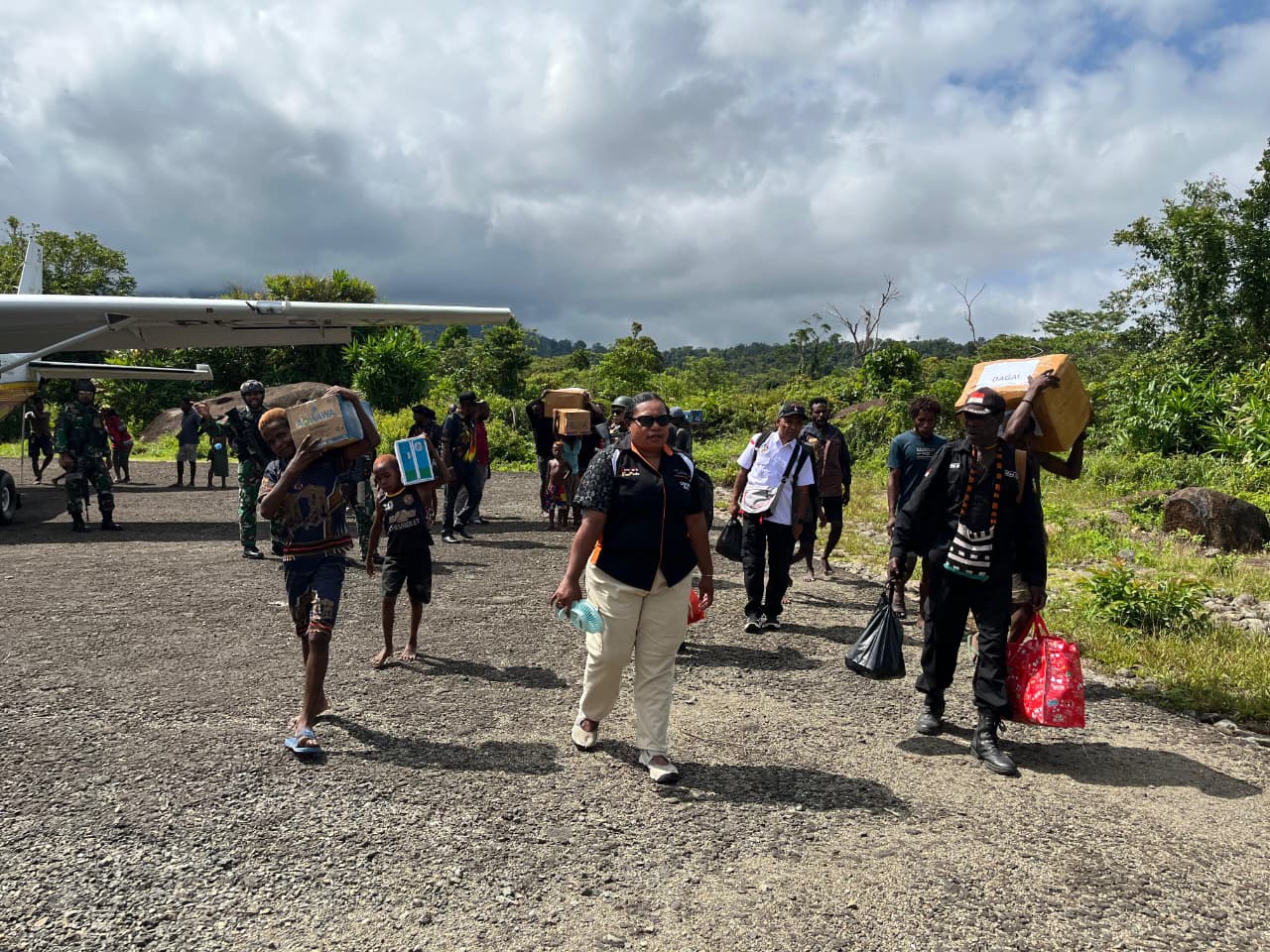Babinsa Pos-Ramil 1714-07/Fawi Dampingi Penyaluran BLT Dana Desa di Distrik Fawi