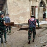 Prajurit TNI Bersama Warga Bersihkan Masjid Tanah Merah Pasca Banjir Aceh Utara