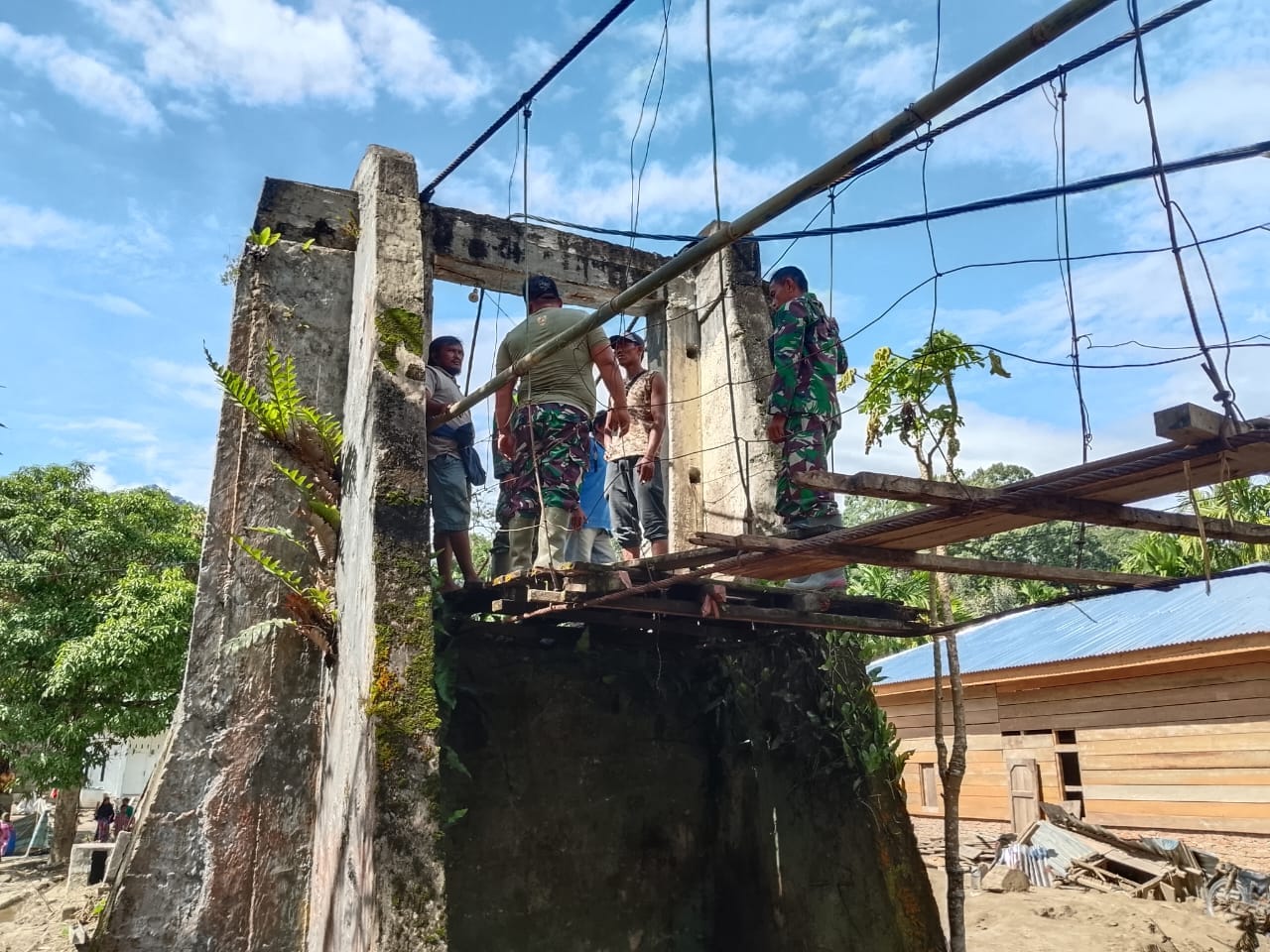 TNI Bersama Warga Perbaiki Jembatan untuk Buka Akses Antar Desa di Aceh Tenggara