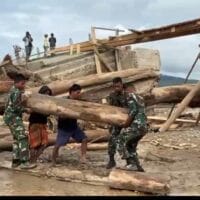 TNI dan Warga Gotong Royong Bangun Jembatan Darurat di Gayo Lues