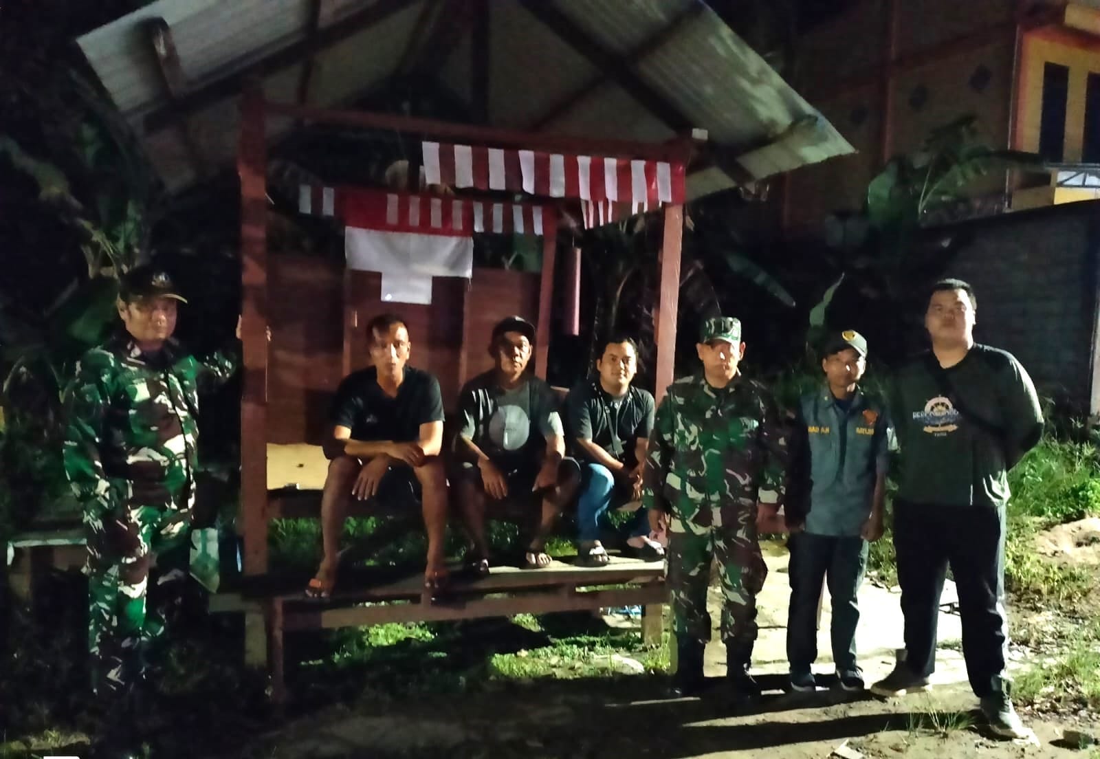 Pastikan Wilayah Binaan Aman, Babinsa Bersama Warga Lakukan Patroli Siskamling