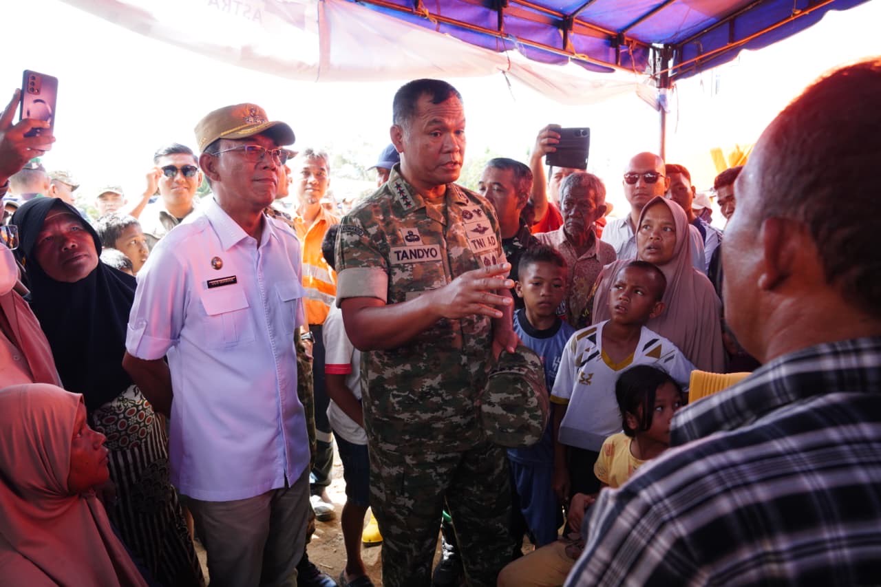 Wakil Panglima TNI Tinjau Wilayah Terdampak Banjir di Sumut dan Sumbar