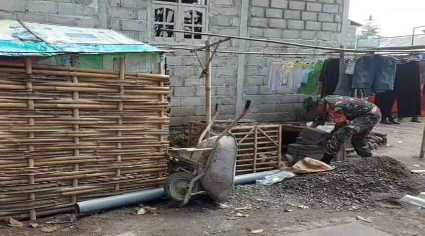 02 Menjaga Kesehatan Lingkungan, Sertu Supiansyah bersama Warga Wonorejo Bangun MCK