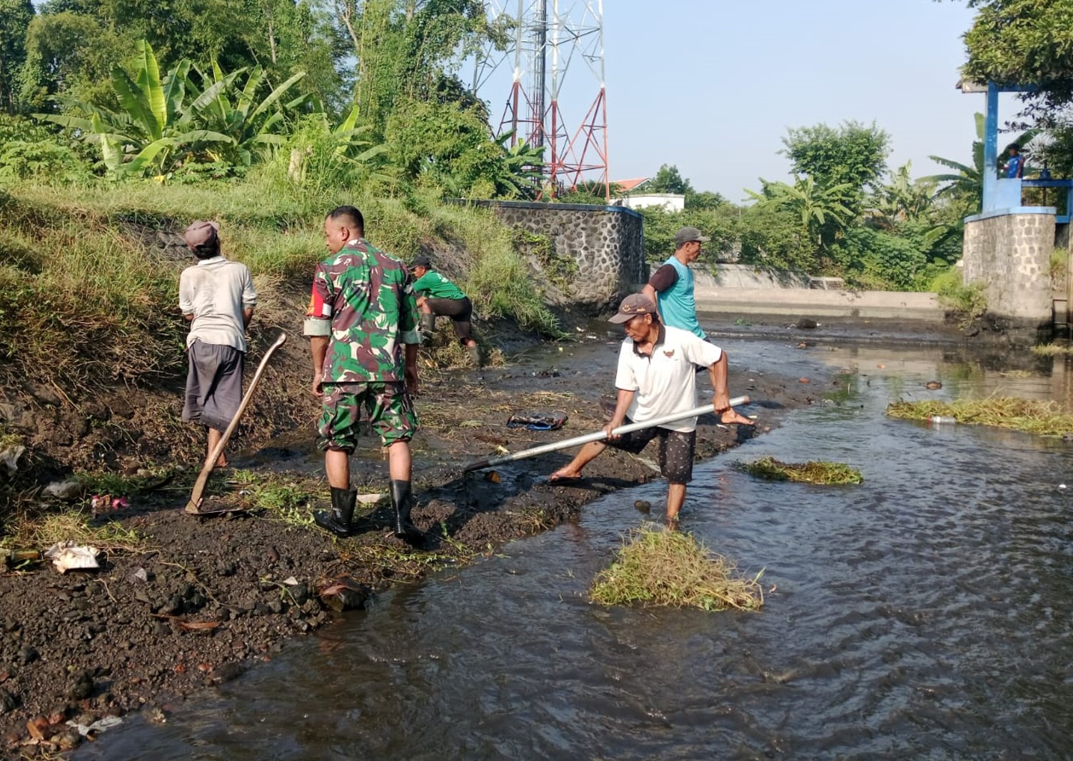 Maksimalkan Pasokan Air Pertanian, Babinsa Karangsari Dan Poktan Margomulyo Bersihkan Saluran Irigasi Maksimalkan Pasokan Air Pertanian, Babinsa Karangsari Dan Poktan Margomulyo Bersihkan Saluran Irigasi