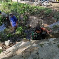 Cegah Banjir Musim Hujan, Babinsa Ngaringan Gotong Royong Bersihkan Gorong-Gorong