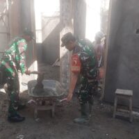 Wujud Kemanunggalan TNI–Rakyat, Babinsa Pakunden Bantu Renovasi Rumah Bapak Agus