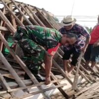 Babinsa Bendogrit Bantu Perbaikan Atap Rumah Warga Ibu Djumiati