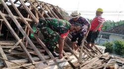 Babinsa Bendogrit Bantu Perbaikan Atap Rumah Warga Ibu Djumiati