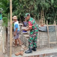 Wujud Kemanunggalan, Babinsa Bence Gotong Royong Bangun RTLH Kediaman Bapak Samiri