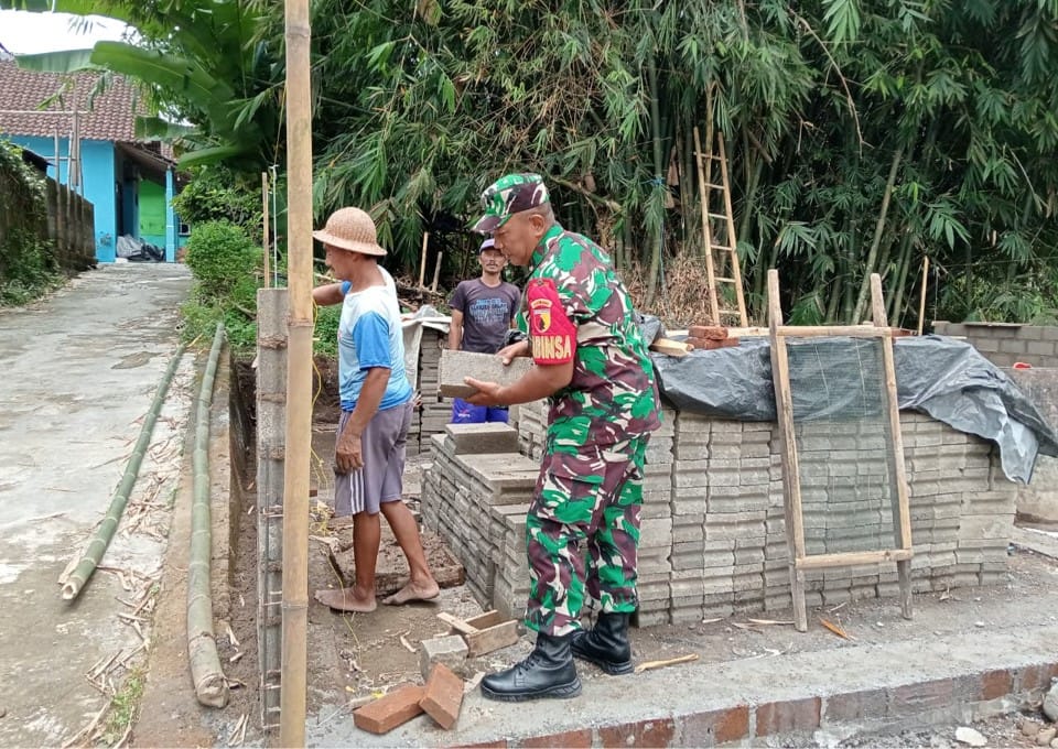 Wujud Kemanunggalan, Babinsa Bence Gotong Royong Bangun RTLH Kediaman Bapak Samiri Wujud Kemanunggalan, Babinsa Bence Gotong Royong Bangun RTLH Kediaman Bapak Samiri