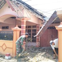 Babinsa Karangtengah, Sigap Bantu Evakuasi Rumah Warga Tertimpa Pohon Tumbang Akibat Angin Kencang