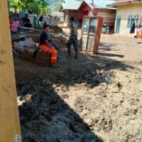 TNI Bersama Warga Gotong Royong Pulihkan Polindes Pascabencana di Aceh Tengah