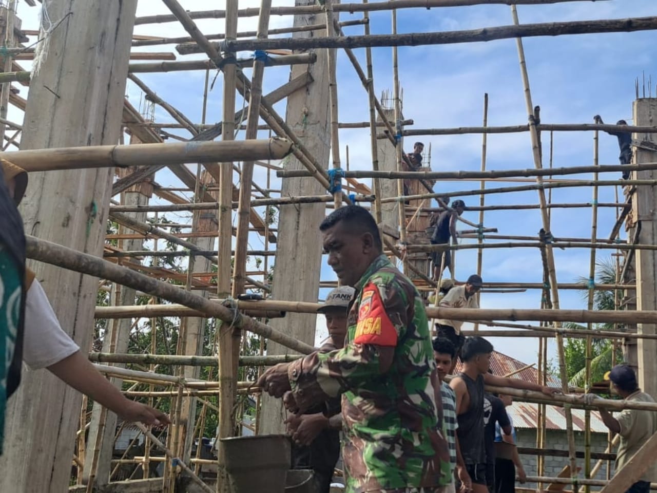 Hadir di Tengah Masyarakat, Babinsa Kodim 1505/Tidore Gotong Royong Bantu Pengecoran Masjid
