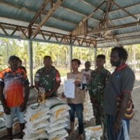 Agar Berjalan Dengan Lancar dan Tepat Sasaran, Babinsa Koramil Kokonao Dampingi Petugas Bulog Salurkan Bantuan Raskin