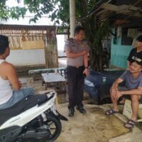 Bhabinkamtibmas Desa Bitung Jaya Sambangi Warga, Perkuat Komunikasi dan Harkamtibmas