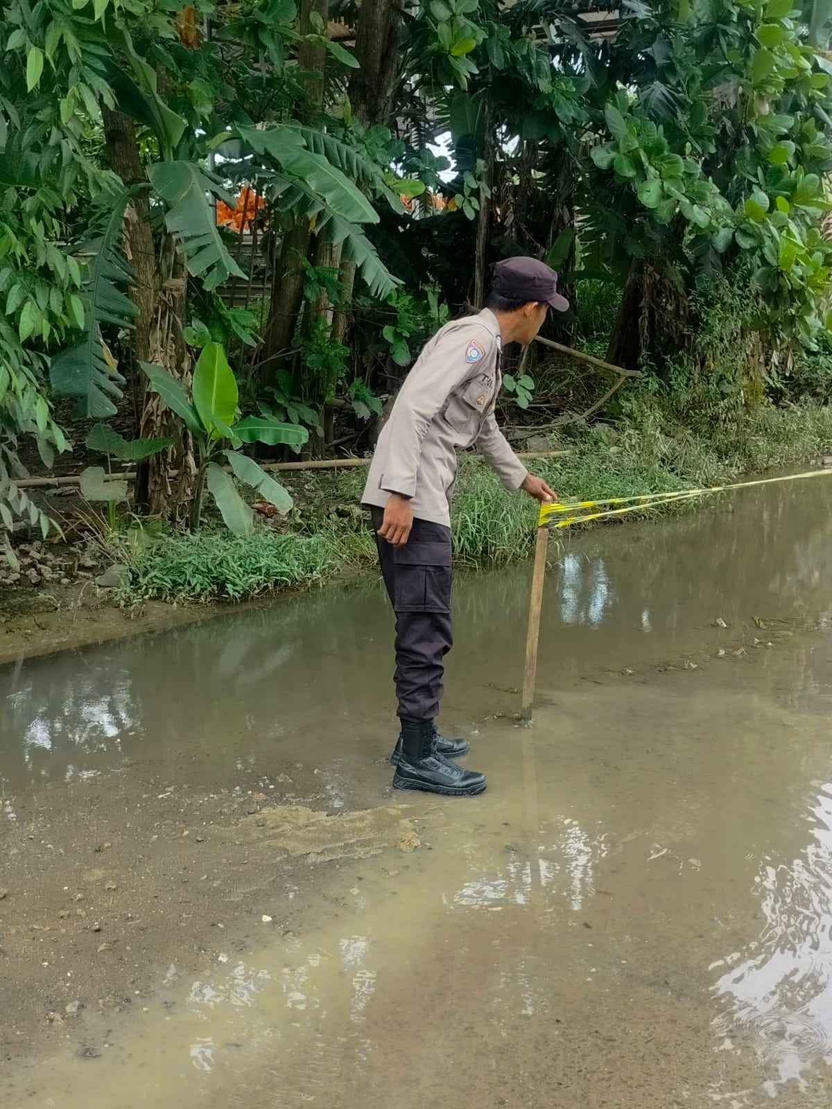 Bhabinkamtibmas Polsek Cikupa Pantau Genangan Air di Kampung Pasir Rangdu