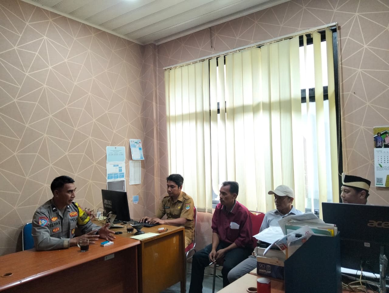 Bhabinkamtibmas Sukamulya Ngariung Bersama RT, Perkuat Sinergi Kamtibmas