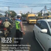 Personel Lantas Polsek Cikupa Laksanakan Pengaturan Arus Lalu Lintas Sore Hari