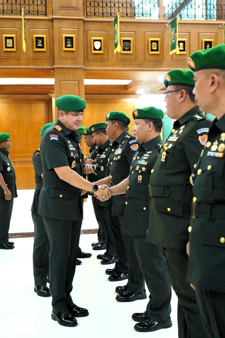 Perkuat Regenerasi Kepemimpinan Gubernur Akmil Pimpin Sertijab dan Tradisi Warga Perkuat Regenerasi Kepemimpinan Gubernur Akmil Pimpin Sertijab dan Tradisi Warga