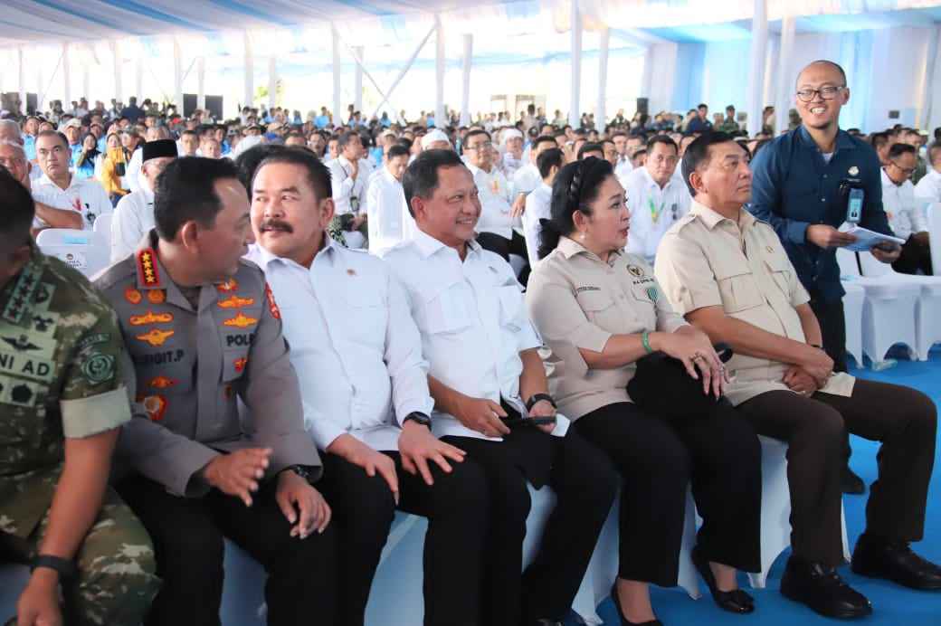 Mendagri Hadiri Panen Raya dan Pengumuman Swasembada Pangan di Karawang
