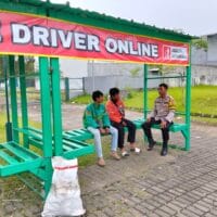 Bhabinkamtibmas Kelurahan Sukamulya Laksanakan Ngariung Bersama Ojol, Sampaikan Pesan Kamtibmas