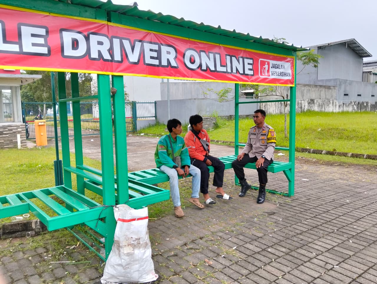 Bhabinkamtibmas Kelurahan Sukamulya Laksanakan Ngariung Bersama Ojol, Sampaikan Pesan Kamtibmas