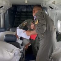 Bantu Percepatan Logistik, TNI AL Salurkan Bantuan Beras Melalui Udara Untuk Korban Bencana di Gayo Lues