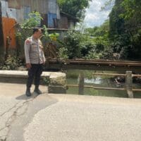 Antisipasi Banjir, Bhabinkamtibmas Polsek Cikupa Lakukan Pengecekan Kali Cirarab di Kelurahan Bunder