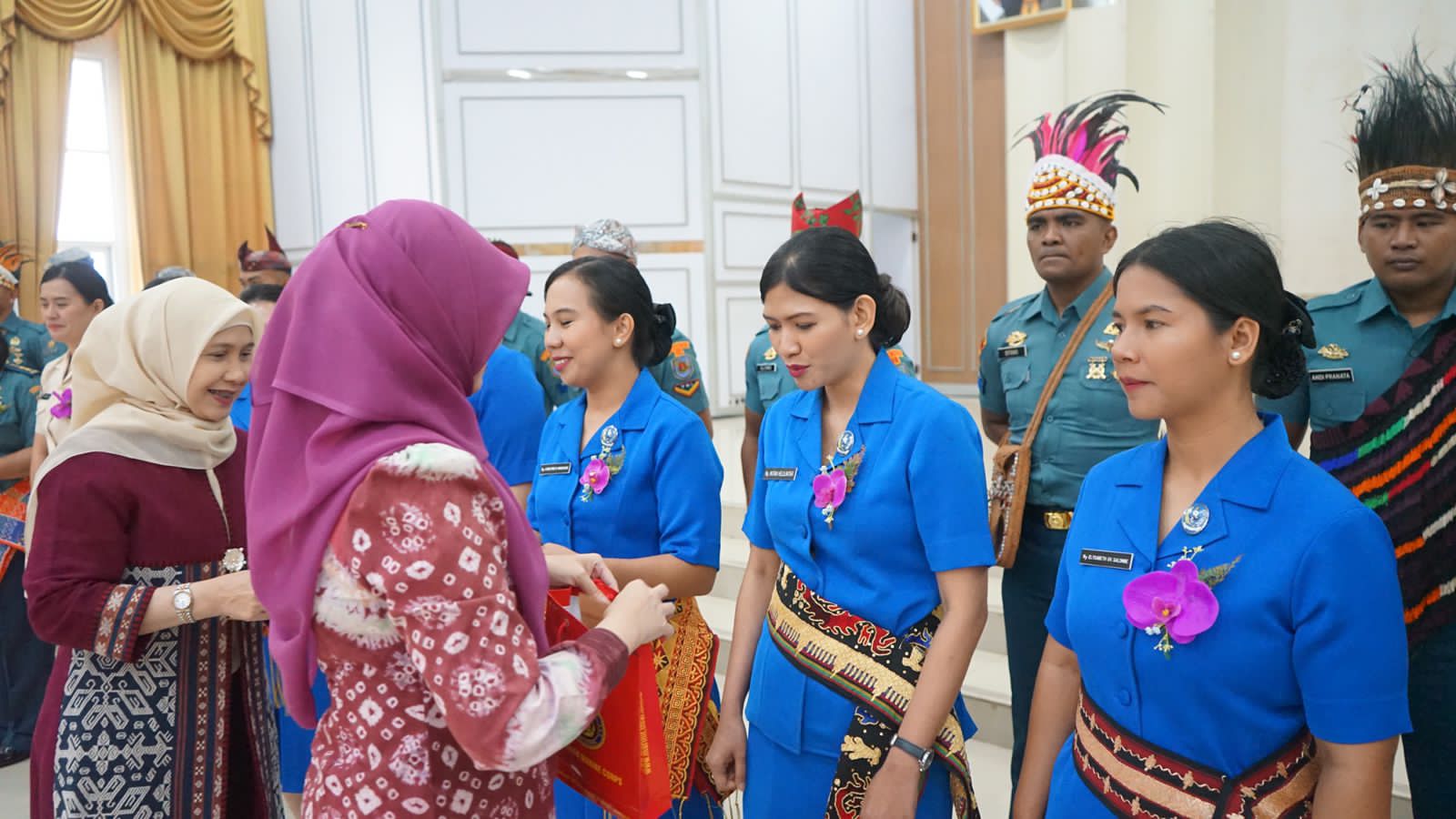 Perwakilan Prajurit Yonif 2 Marinir TNI AL dan Jalasenastri Ranting B Cabang 2 Korcab Pasmar 1 Tampil Memukau Pada Peninjauan Panglima Korps Marinir Jelang Lomba Paduan Suara Pesparawi