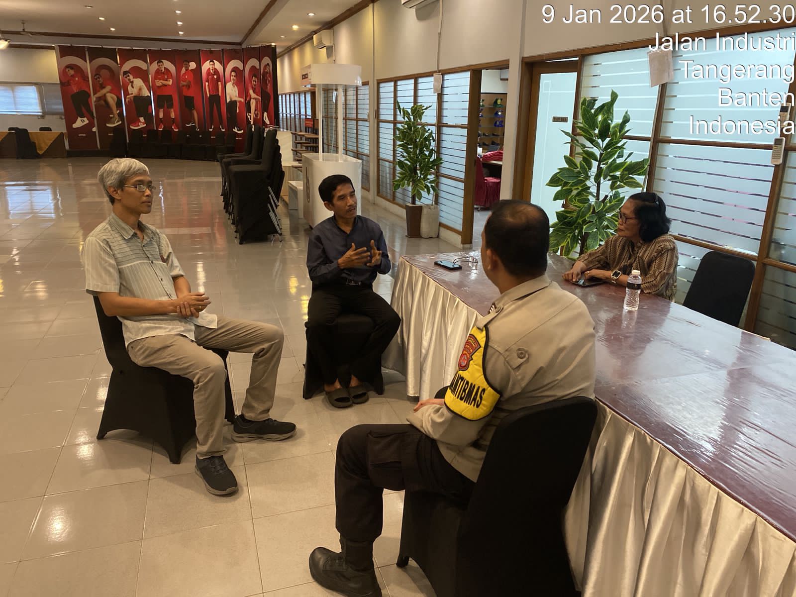 Bhabinkamtibmas Polsek Cikupa Lakukan Himbauan Kamtibmas Jelang Ibadah Natal di PT Choosen Mitra Abadi