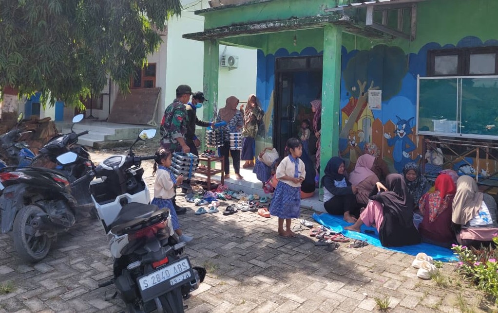 Babinsa Ngraho Bojonegoro Ikut Kawal Pendistribusian Makanan Bergizi, Ribuan Siswa Nikmati Program MBG