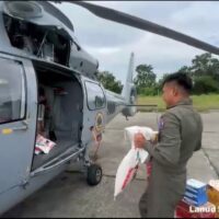Tak Kenal Lelah, TNI AL Salurkan Bantuan Logistik Melalui di Desa Sukamakmur Aceh Tamiang