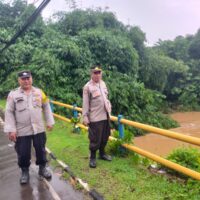 Pawas Polsek Cikupa Laksanakan Monitoring Debit Air Kali Cimanceri di Desa Budimulya