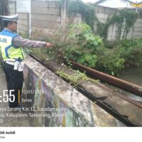 Polsek Cikupa Lakukan Pengecekan Daerah Rawan Banjir di Jalan Raya Serang Km 12