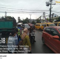 Personel Lantas Polsek Cikupa Laksanakan Pengaturan Lalu Lintas Sore Hari di Pertigaan Columbus