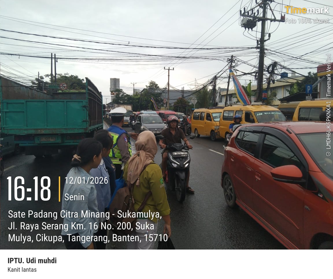 Personel Lantas Polsek Cikupa Laksanakan Pengaturan Lalu Lintas Sore Hari di Pertigaan Columbus