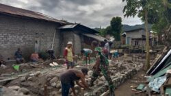 Babinsa Serda Abdurahman Safi TurunTangan Bantu Warga Bangun Rumah