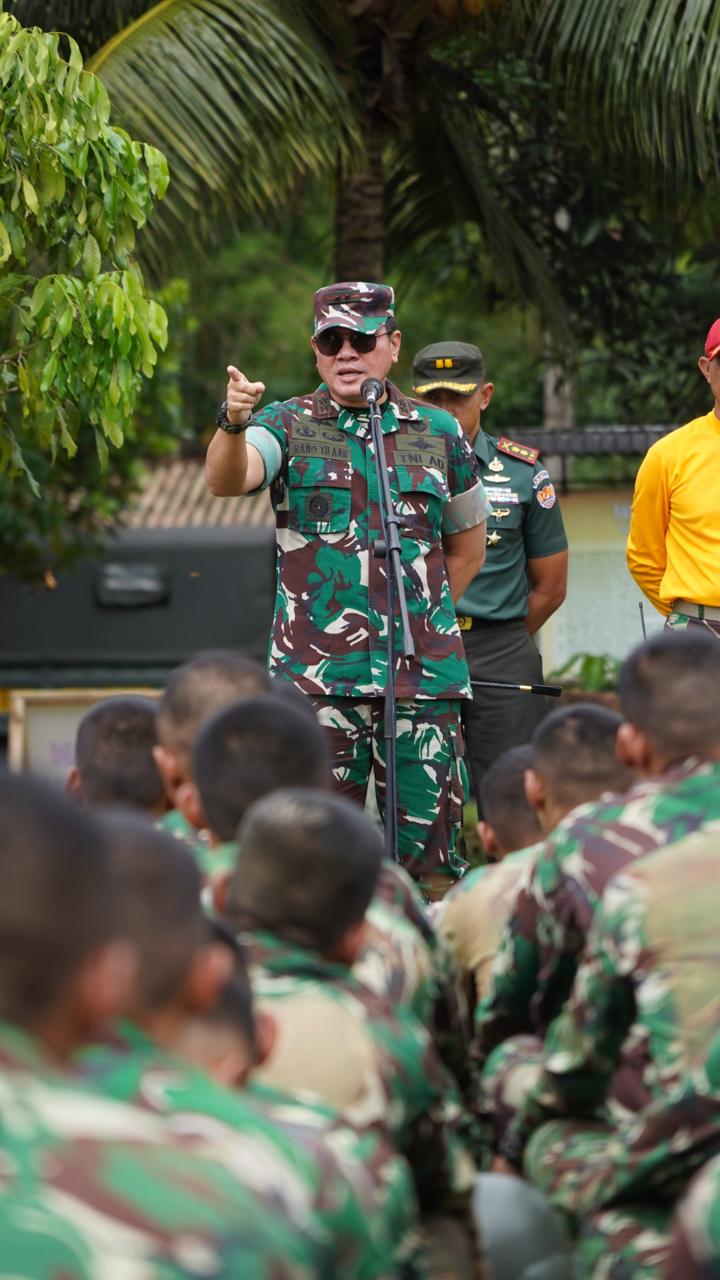 Gubernur Akmil Meninjau Latihan Teknik Mendayung dan Ketahanan Taruna Tingkat II